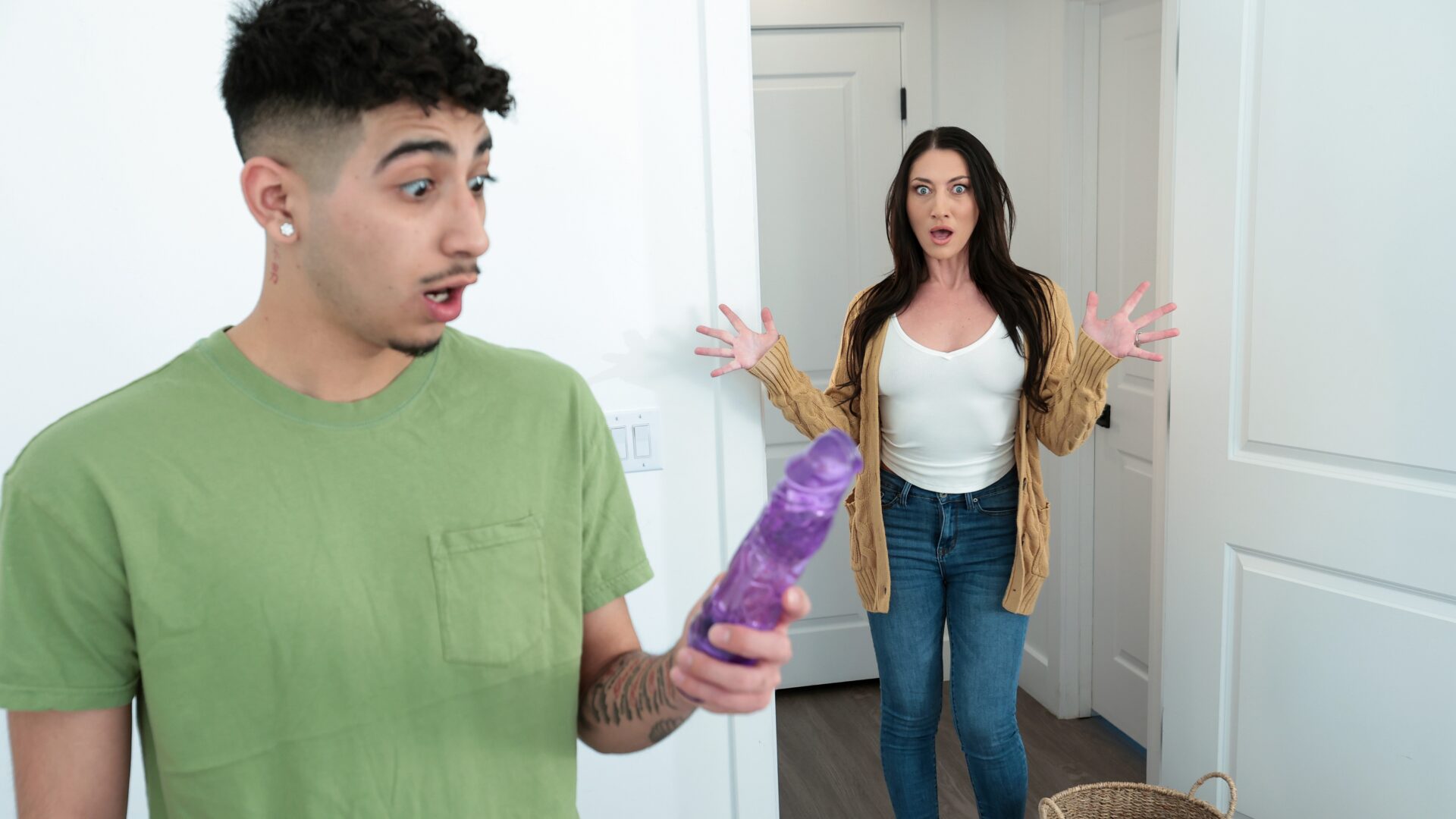 [MomsTeachSex] Whitney Oc (I Found My Stepmoms Sex Toys – S24:E1 / 06.04.2025)