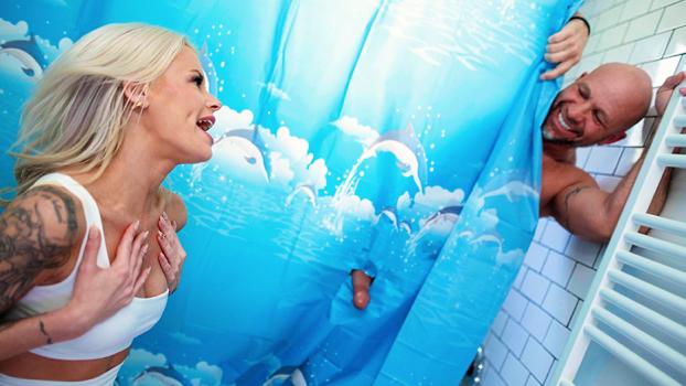 [PegasProductions] La Petite Blonde (The Little Blonde Surprised in the Shower